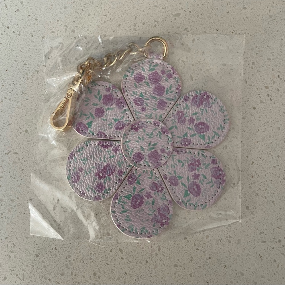 SCL 🌸 Hello Spring flower keychain charm detached from duffle